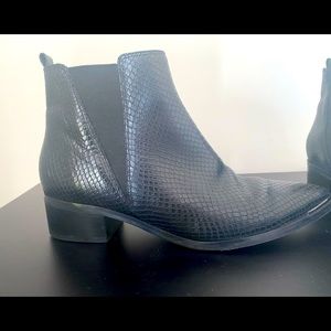Marc Fisher Yale Pointy Tie Chelsea Bootie Size 9M Black Textured